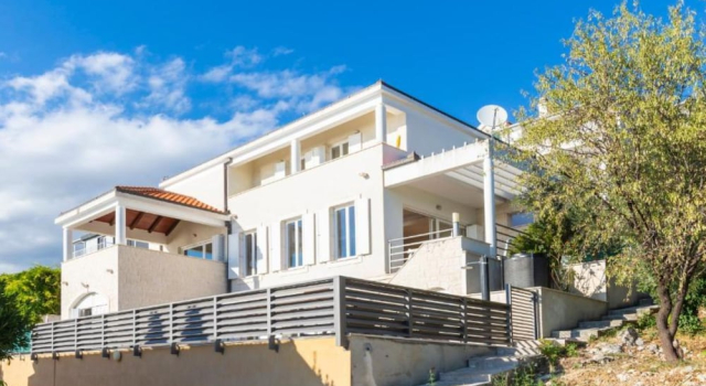 Spacious Villa Radevenjić with Outdoor Pool, Rezerwuj Willa Hotele w Stanići z basenem, Basen