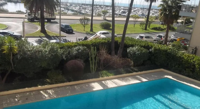 Апартаменты Appartement Front de Mer avec Piscine