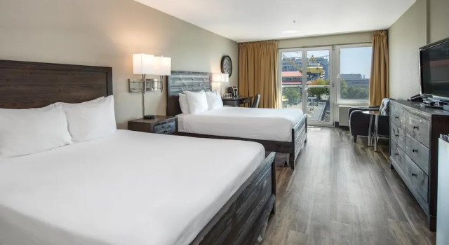 Четырёхместный номер Standard Coast Lonsdale Quay Hotel
