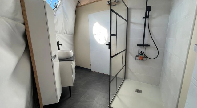 Glamping dome les cigales, Book Campingplads Hoteller i Corbières med parkering, Parkering