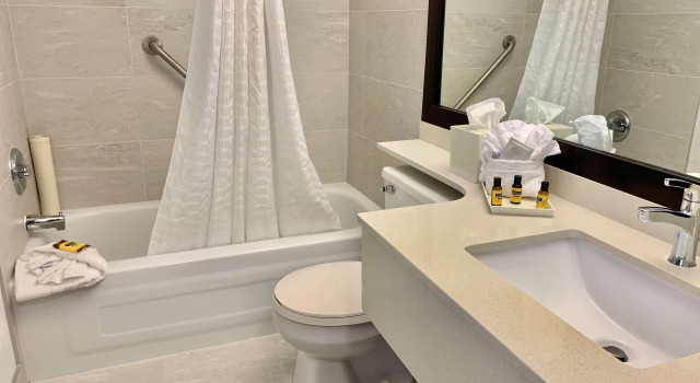 Четырёхместный номер Standard Best Western Plus Regency Inn and Conference Centre