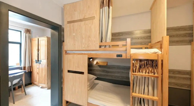 Кровать в общем номере Upland International Youth Hostel