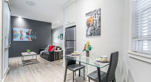 Upscale 2BR Apt - Prime Location w Netflix, Varaa Hotelli Hamilton 