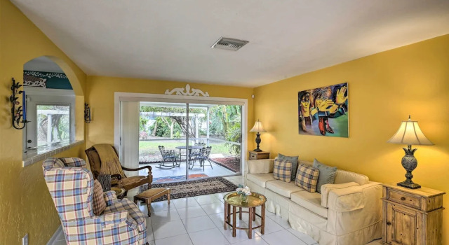 Cape Coral Home w/ Yard < 1 Mi to Dtwn!, Забронировать Дом для отпуска Виллы Кейп-Корал, рядом с Dolphin Marina, Вилла