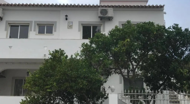 Villa Maria Alvor - Luxury townhouse in the centre of Alvor with 2 independent three bedroom apartments on the ground and first floor, Boek Appartement Hotels in Albufeira met parkeren, Parkeren