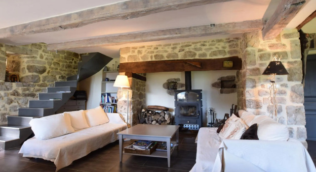 Stunning, Detached Holiday Home With Heatable Pool, Rezerwuj Hotel Hotele w Burzet z basenem, Basen