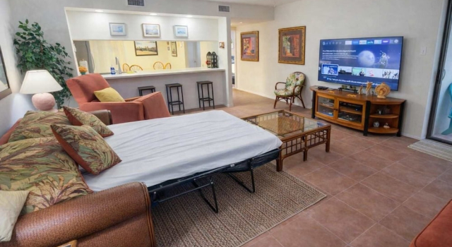 Апартаменты Renovated 1st Floor Beach 250ft Pool 2 Bedroom Apts