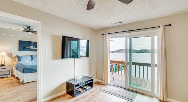 Waterfront Condo w/ Deck on Lake of the Ozarks!, Prenota Appartamento Hotel a Missouri con parcheggio, Parcheggio