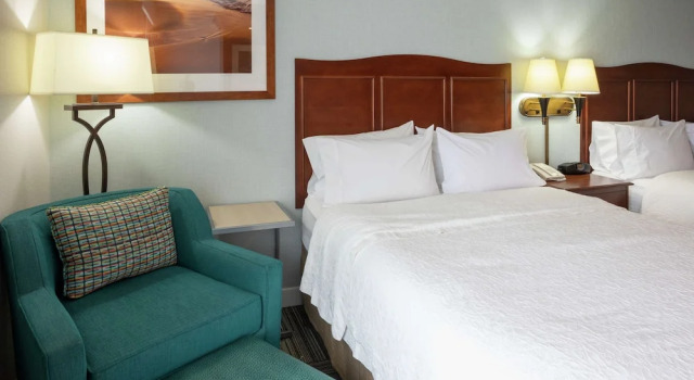 Четырёхместный номер Standard с видом на город Hampton Inn Duluth-Canal Park