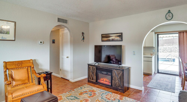 Desert Oasis w/ Hot Tub! 6 Mi to Lake Havasu