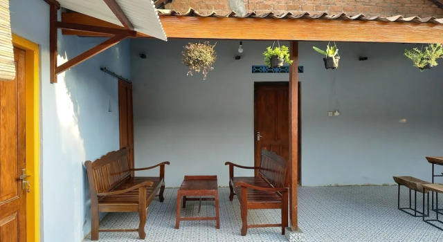 Economy Quadruple room with park view Genthong Homestay