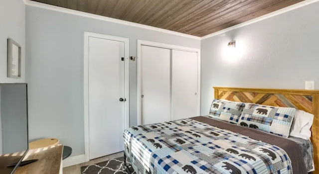 Sugarloaf Cabin w/ Fireplace Near Big Bear Lake, Забронировать Дом для отпуска Отели в центре Биг-Бэар-Сити, в центре