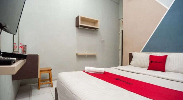 RedDoorz near Binus Anggrek 2, Book Hotel Palmerah Jakarta, near Binus University