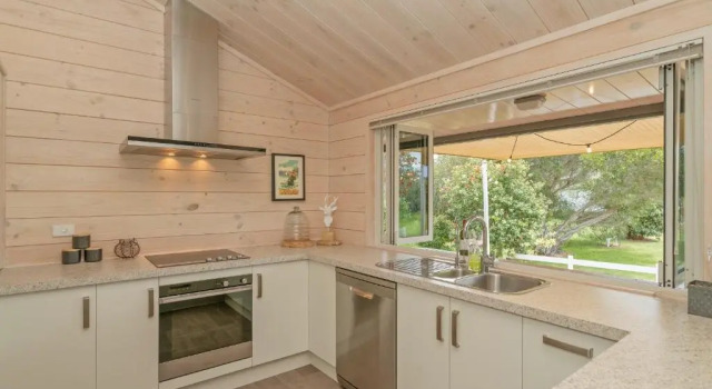 Tui Landing - Pauanui Holiday Home, Rezerwuj Hotel Hotele w Auckland Region z parkingiem, Parking