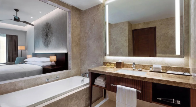 Четырёхместный номер Standard с балконом и с видом на море Sheraton Grand Chennai Resort & Spa
