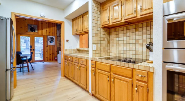 Коттедж 5 Mi to Donner Lake: Cabin w/ Deck + Pool Access!
