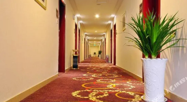 Jinan Tiandi Renhe Business Hotel Luo'an Road, Забронировать Отель Тянь-Цяо 