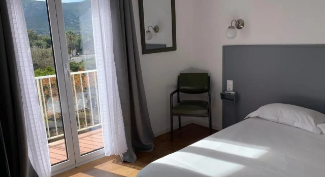 Номер Comfort Hôtel les Arbousiers