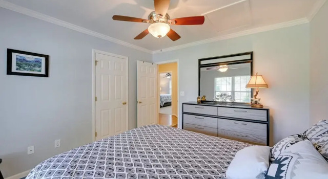 Family Home w/ Pool ~ 11 Mi to Greensboro, Buchen Sie Ferienhaus Villen in Browns Summit, Villa