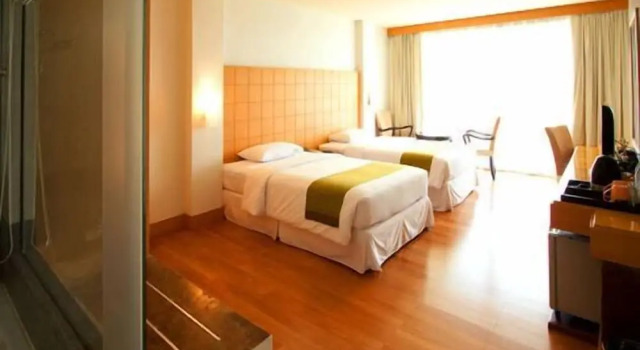Uniland Golf & Resort, Забронировать Курортный отель Накхонпатхом 