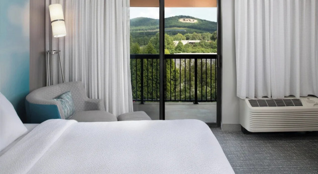 Четырёхместный номер Standard с балконом Courtyard by Marriott Lynchburg