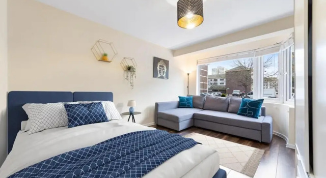 Spacious Double Bed With Sofa Bed In Isleworth TW7, Varaa Huoneisto Asunnot kohteessa Merseyside, Huoneisto