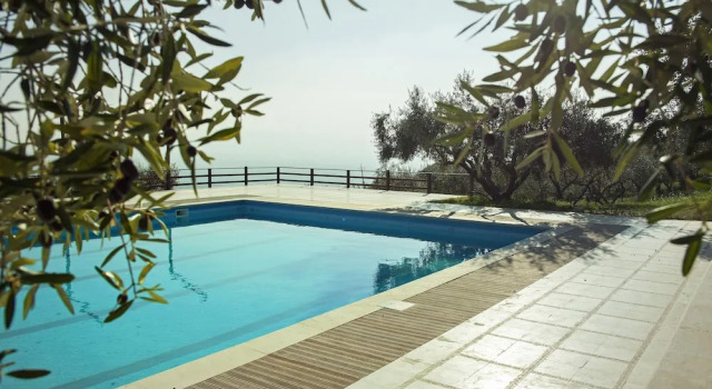 6 bed Pool house -Garage