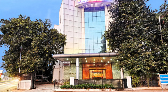 AMS Raj Palace Sundar, Забронировать Отель Отели штата Тамилнада с бассейном, Бассейн