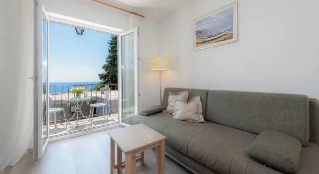 Апартаменты с балконом и с видом на море Guest House Međine