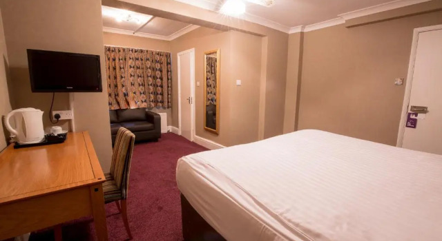 Полулюкс Rossmore Hotel