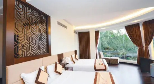 Кровать в общем номере (женский номер) International Hotel