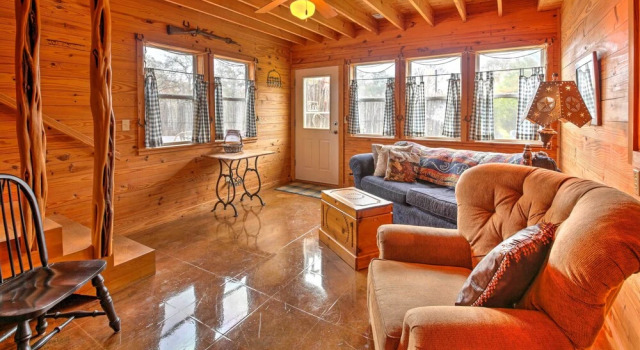 Ark Bunkhouse Fredericksburg Hideaway with Hot Tub, Buchen Sie Ferienhaus Villen in Albert, Villa