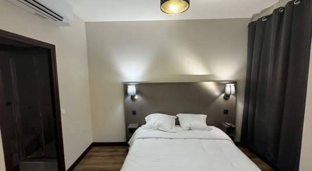 HÔTEL ROYAL MONTREUIL, Забронировать Отель Отели в центре Монтрёй, в центре