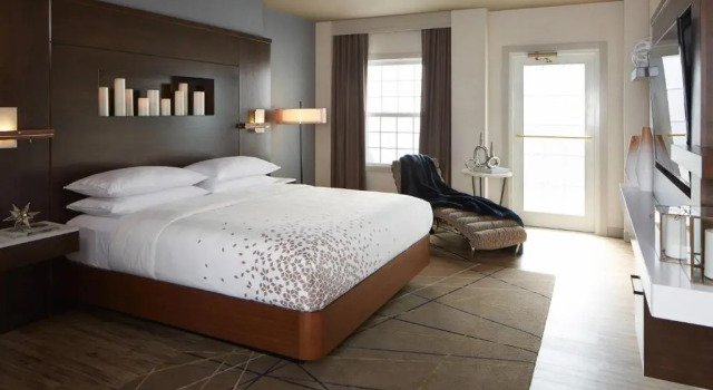 Двухместный люкс c 1 комнатой The Del Monte Lodge Renaissance Rochester Hotel & Spa
