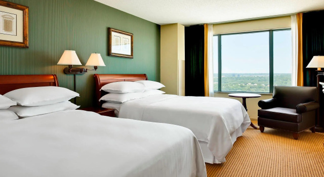 Четырёхместный номер Standard Sheraton Overland Park Hotel at the Convention Center