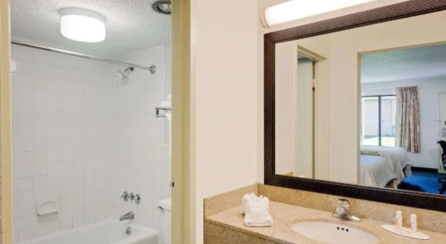 Четырёхместный номер Standard Days Inn by Wyndham Easton