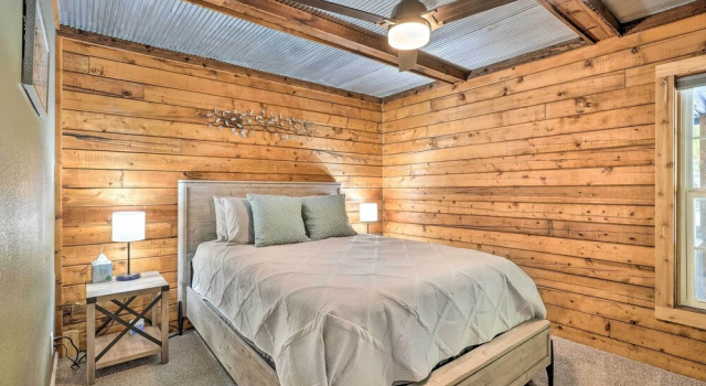 Коттедж с 2 комнатами Secluded Table Rock Lake/branson Cabin w/ Hot Tub!
