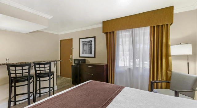 Четырёхместный люкс Best Western InnSuites Tucson Foothills Hotel & Suites