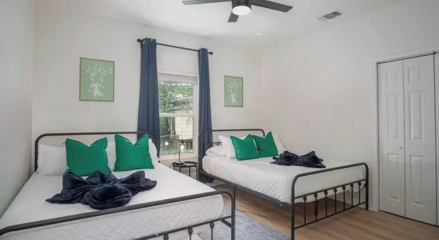 Коттедж Vibrant 4br/3ba Oasis Near Happy Downtown!