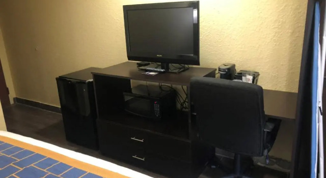 Номер Standard Days Inn & Suites by Wyndham Tampa/Raymond James Stadium