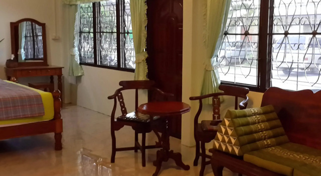 The Stay Guest House, Varaa Matkakoti Hotellit North-Eastern Thailand pysäköinnillä, Pysäköinti