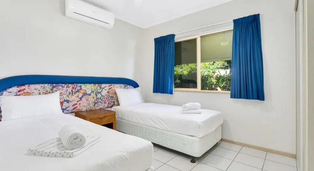 Beachfront Bliss 3-bedroom Apartment with Sea View 4