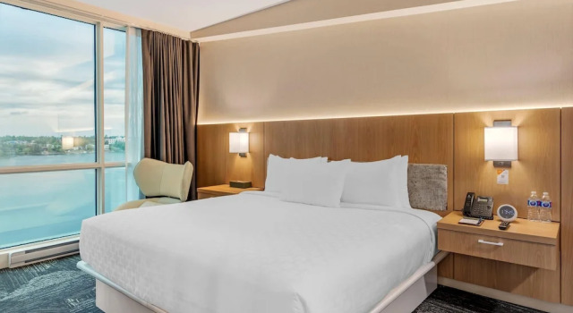 Люкс Clarion Lakeside Inn & Conference Centre
