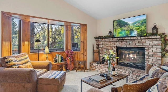 Cabin by Enchanting Managed by Avantstay Storybook Mountain Retreat Stone Fireplace + Vaulted Ceilings + Wraparound Deck Near Village