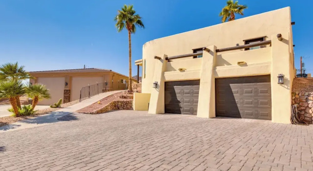 5 Mi to Lake Havasu: Bright Cottage w/ Fire Pit!
