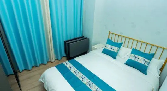 Семейный люкс с 2 комнатами с балконом Quiet maple Villa hotel homestay