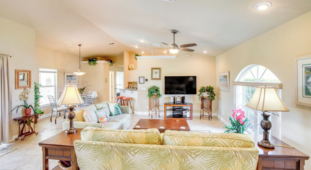 6 Mi to Waterpark: Tropical Home in Cape Coral, Забронировать Дом для отпуска Виллы Кейп-Корал, Вилла