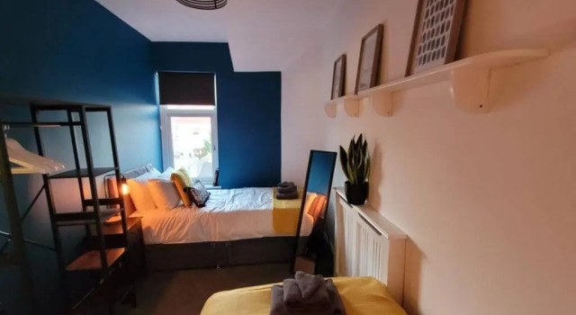 Modern and Spacious 4 Bedroom House, Hot Tub, Wifi, Netflix, Parking