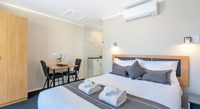 Студия Deluxe Travellers Inn Motel