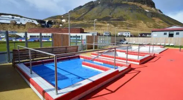Við Hafið Guesthouse, Rezerwuj Hotel Hotele w West Iceland z basenem, Basen